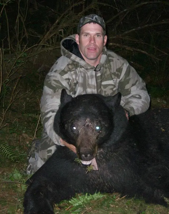 Carl-Windle-with-a-monster-black-bear OLO » Outdoors International Friend and outfitter Carl Windle with a giant Washington black bear.
