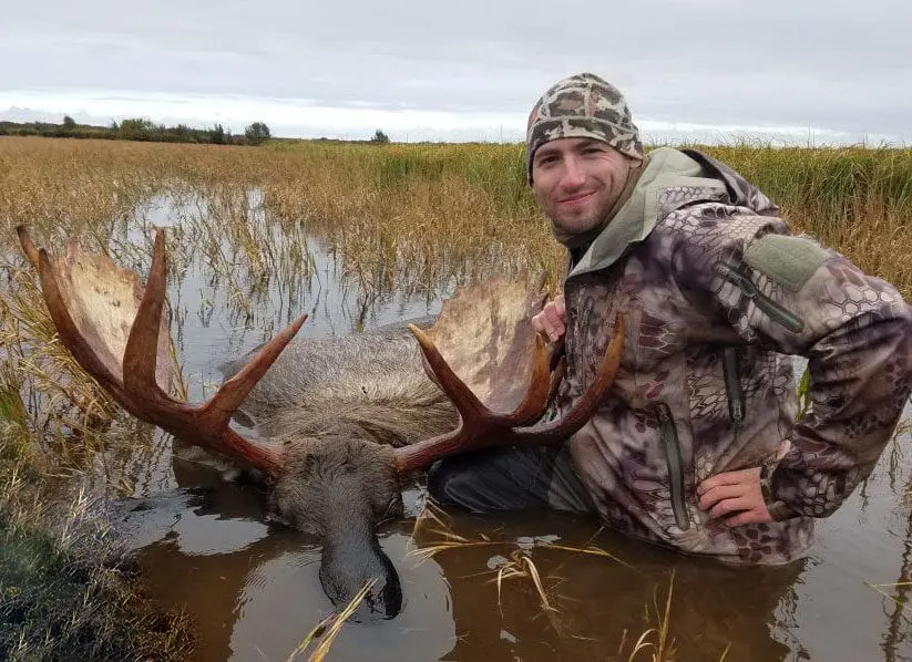 Kyle hanson moose client RAA diy alaska » Outdoors International Kyle Hanson with the bull that started his moose hunting addiction.