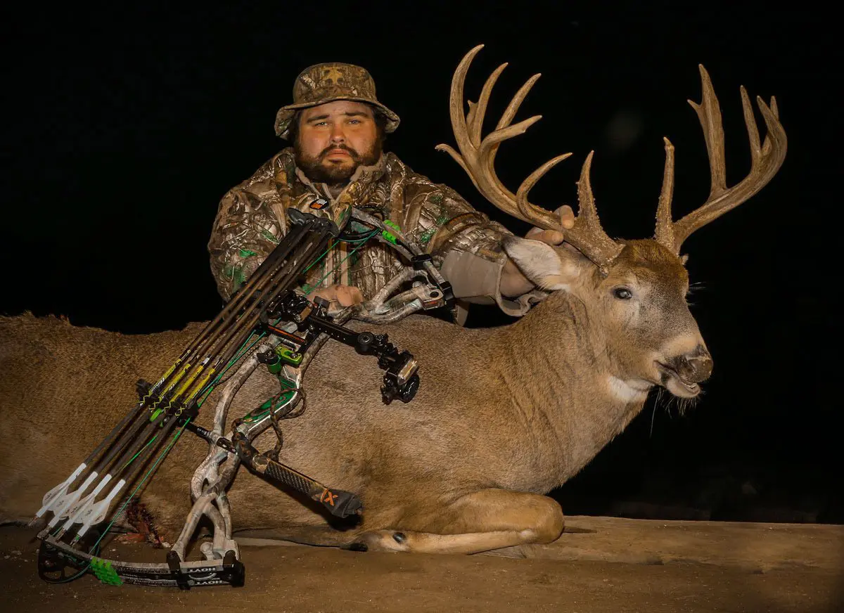 Illinois-Whitetail-Deer-Hunt-SFO1-dozers-176-inch-whitetail.jpg » Outdoors International Illinois Whitetail Hunts