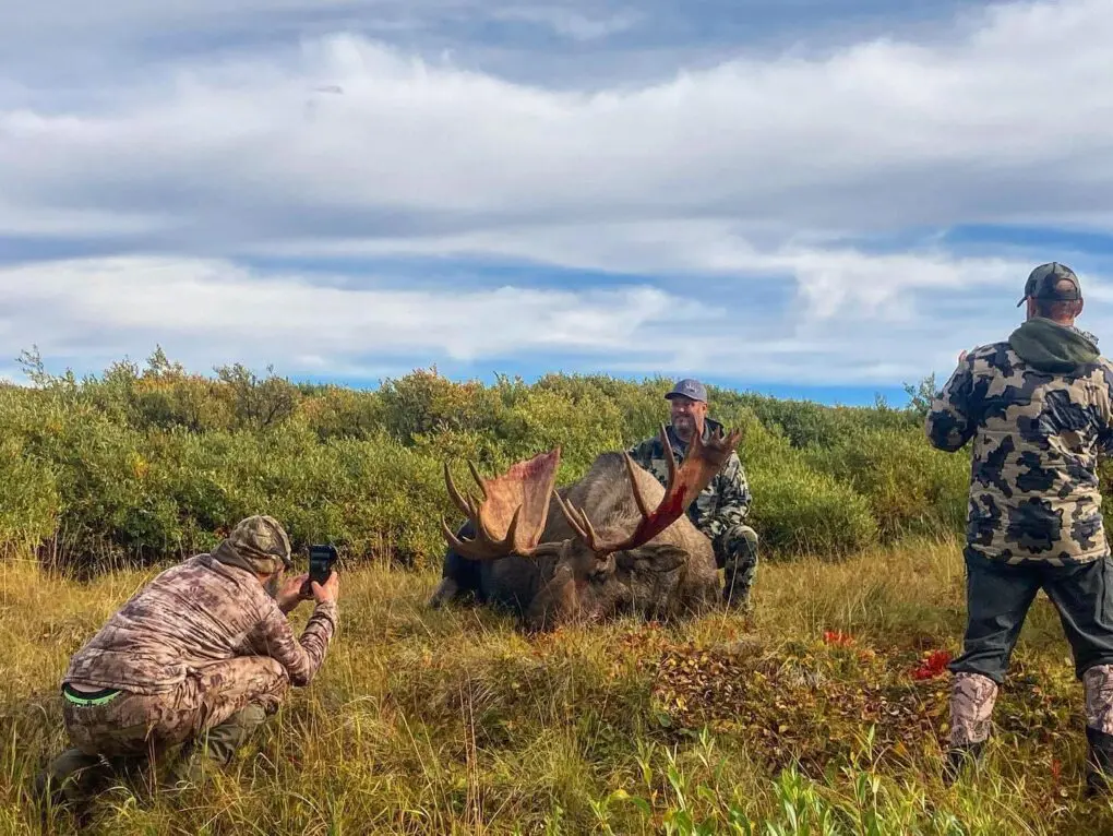 NMA3 Alaska Trophy Moose Hunt Taking Trophy Photos » Outdoors International How to take trophy photos of a moose.