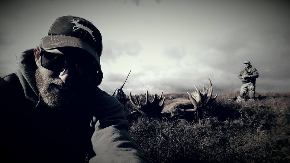 » Outdoors International Moose hunters in Alaska with an amazing bull