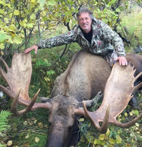 Joe-Lazenby-Unguided-Moose-Client RAA » Outdoors International Joe with a great bull moose.