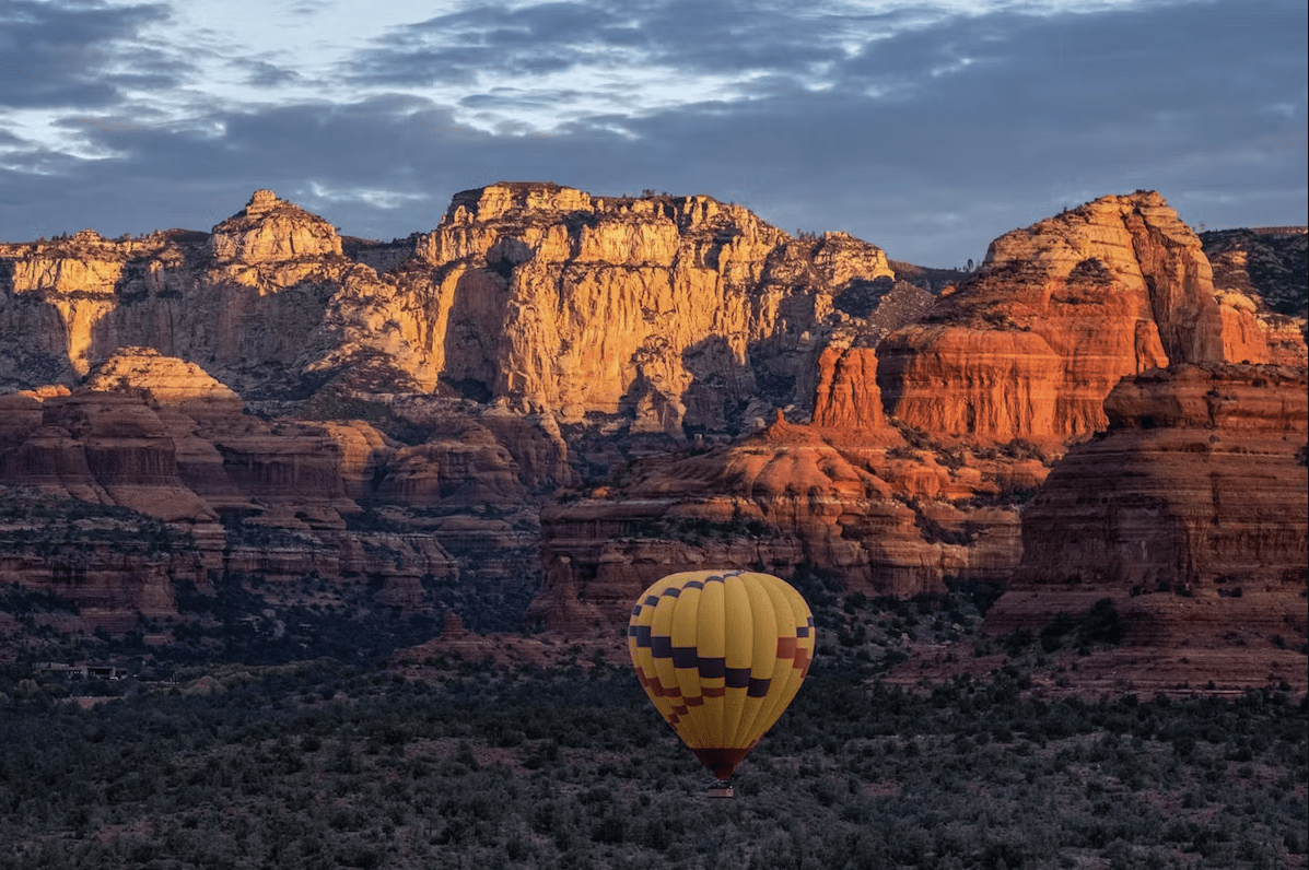 Watch sunrise during the ascent, after a gentle lift-off, you’ll be gliding over the gorgeous Red Rock Country. 