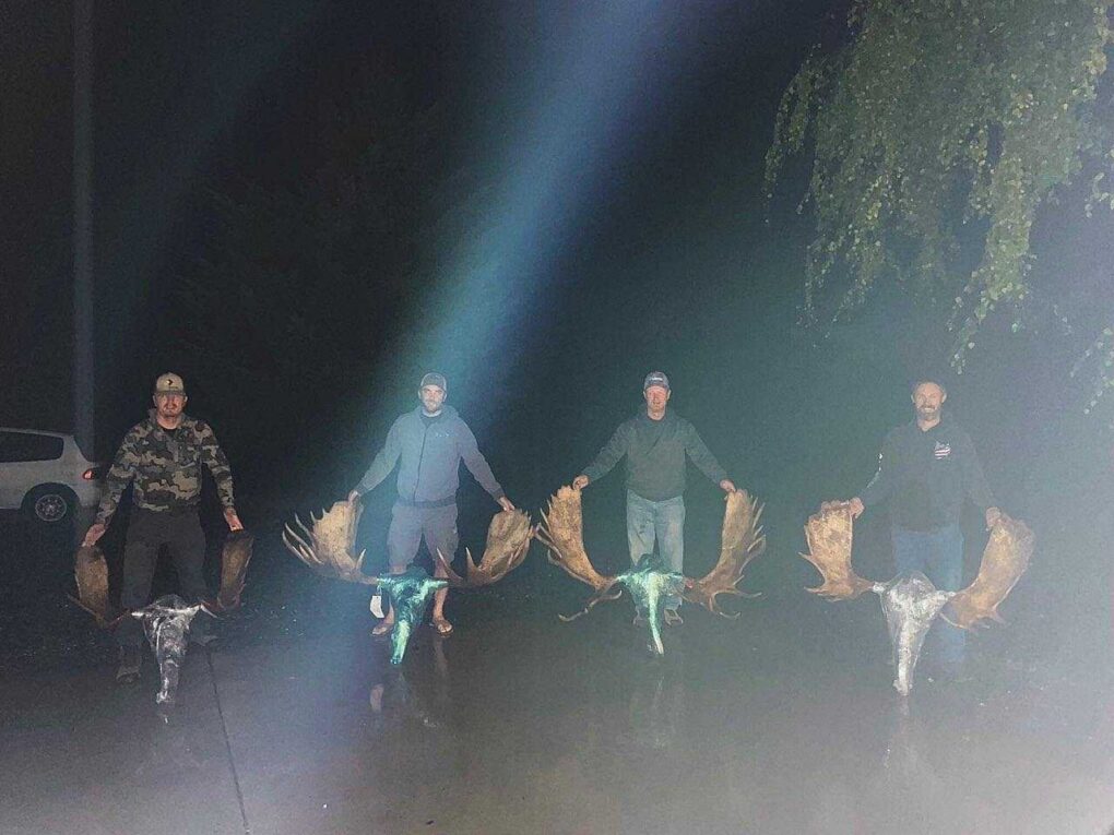 Ben Bechdolt — four hunters with bull moose antlers at night (Alaska, 2021) » Outdoors International Ben Bechdolt — four hunters with bull moose antlers at night (Alaska, 2021)